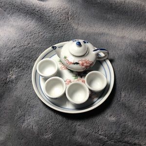 Cute VINTAGE tea set.